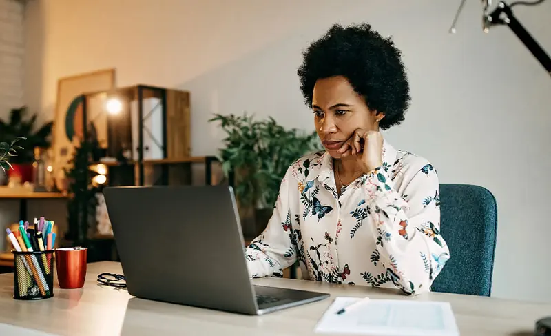 lady at desk for small business start up